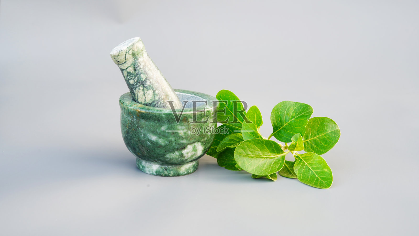 新鲜南非醉茄植物研钵和杵灰色背景照片摄影图片