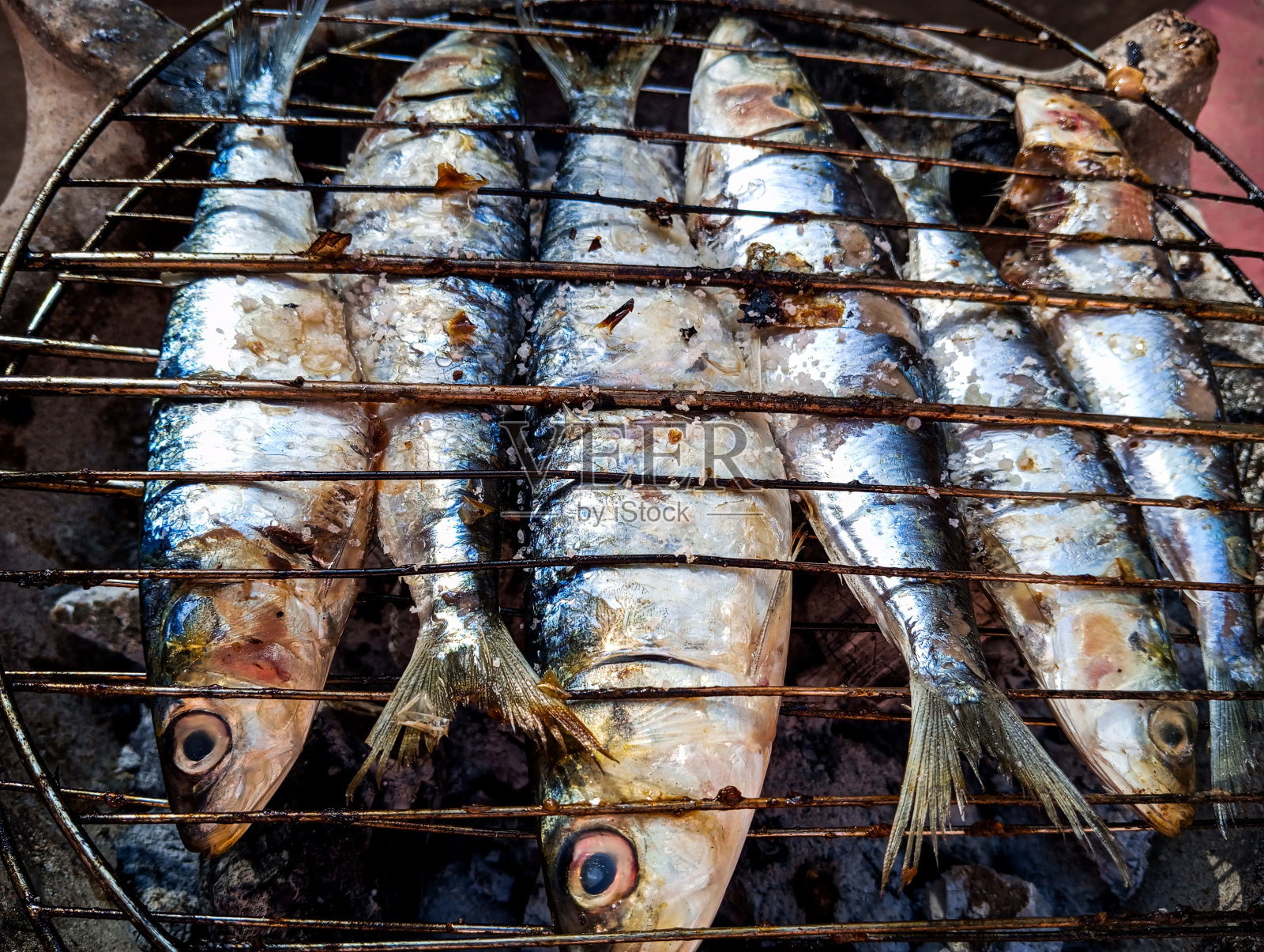 炭烤美味沙丁鱼，自制健康熟鱼照片摄影图片