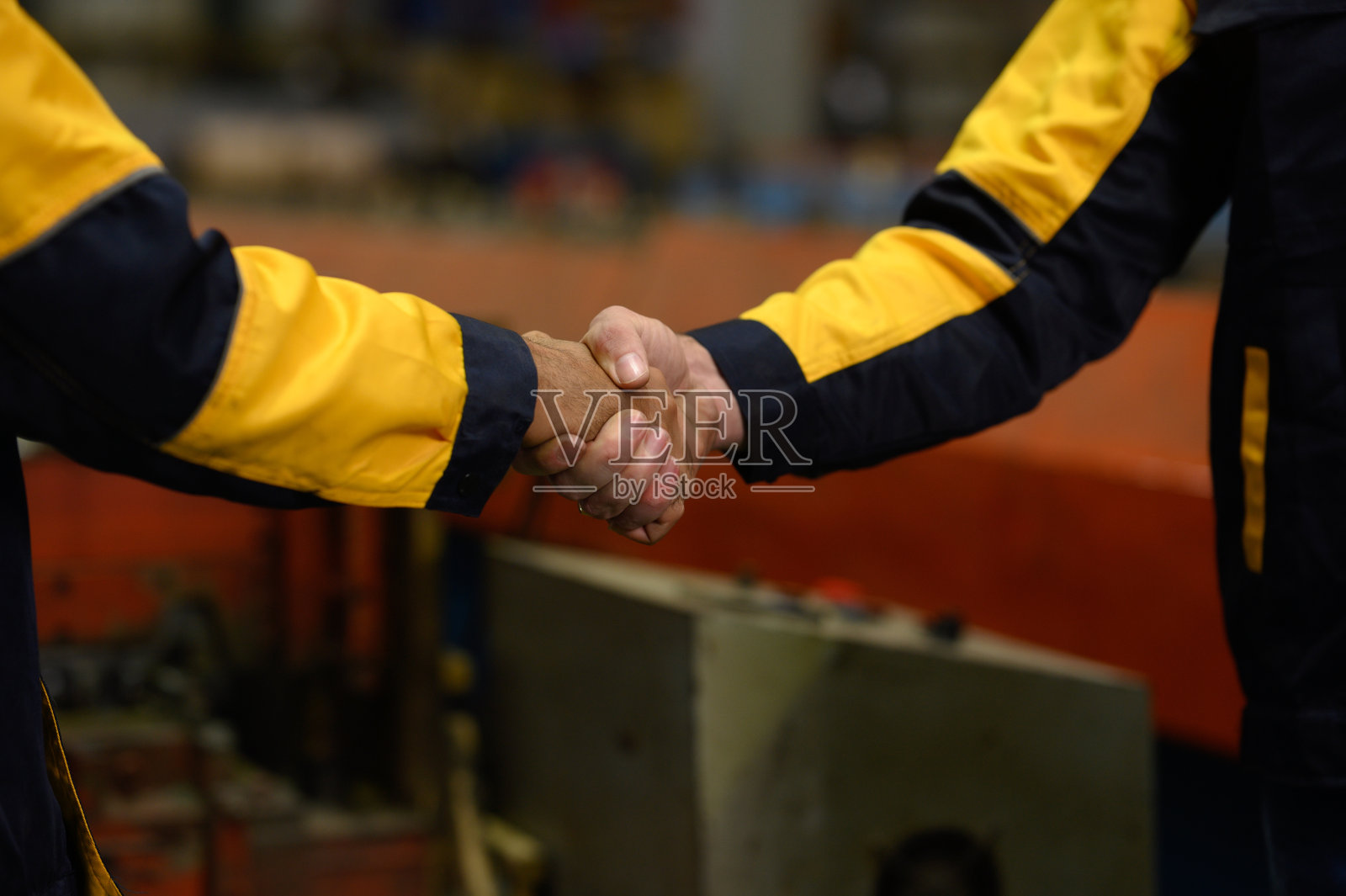 维修技师在完成工作时碰手照片摄影图片