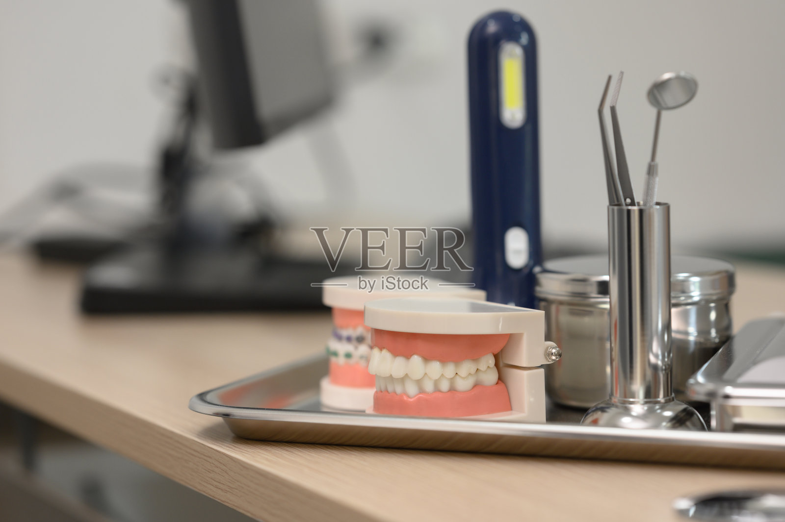 医生的假牙设备和医疗工具照片摄影图片