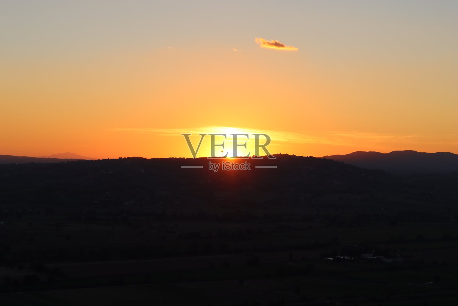 金色的夕阳笼罩着黑暗的乡村照片摄影图片