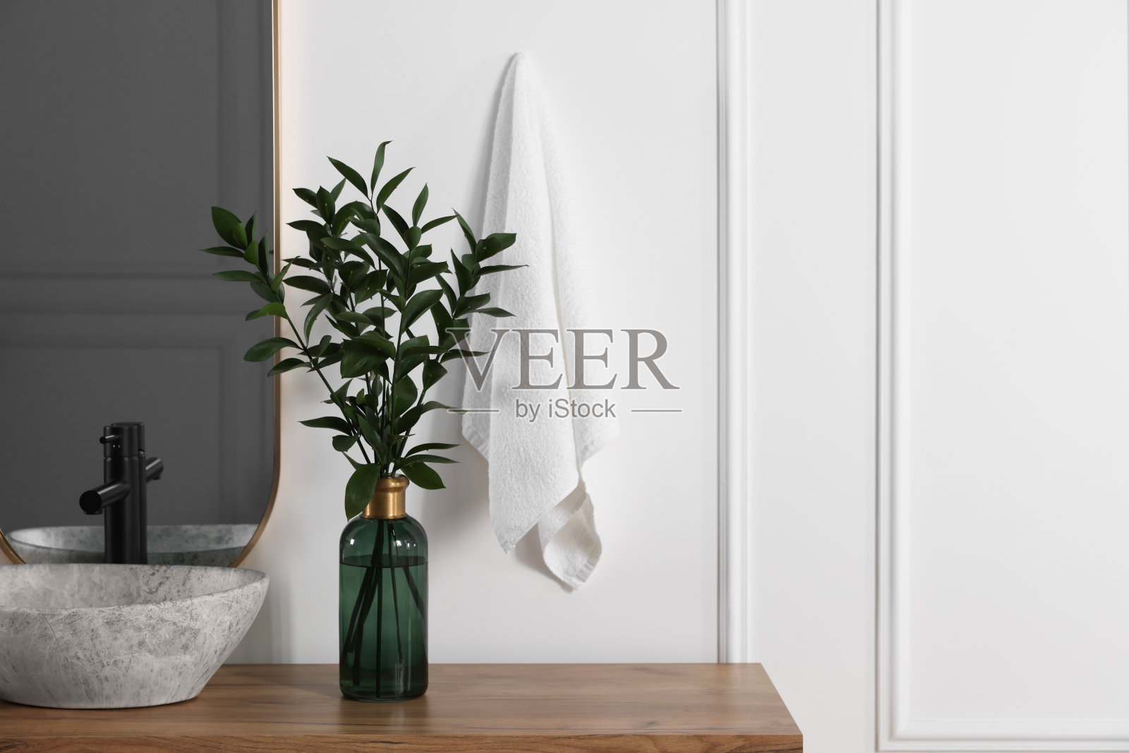 时尚的镜子在容器水槽和桉树树枝浴室梳妆台，文字的空间。室内设计照片摄影图片