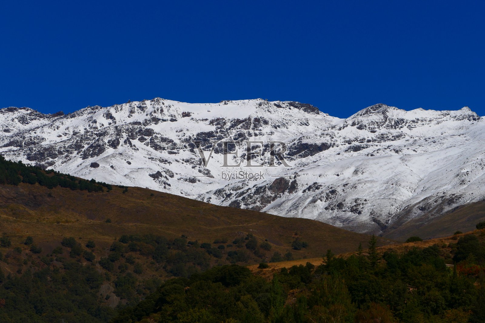安达卢西亚内华达山脉的第一场秋雪照片摄影图片