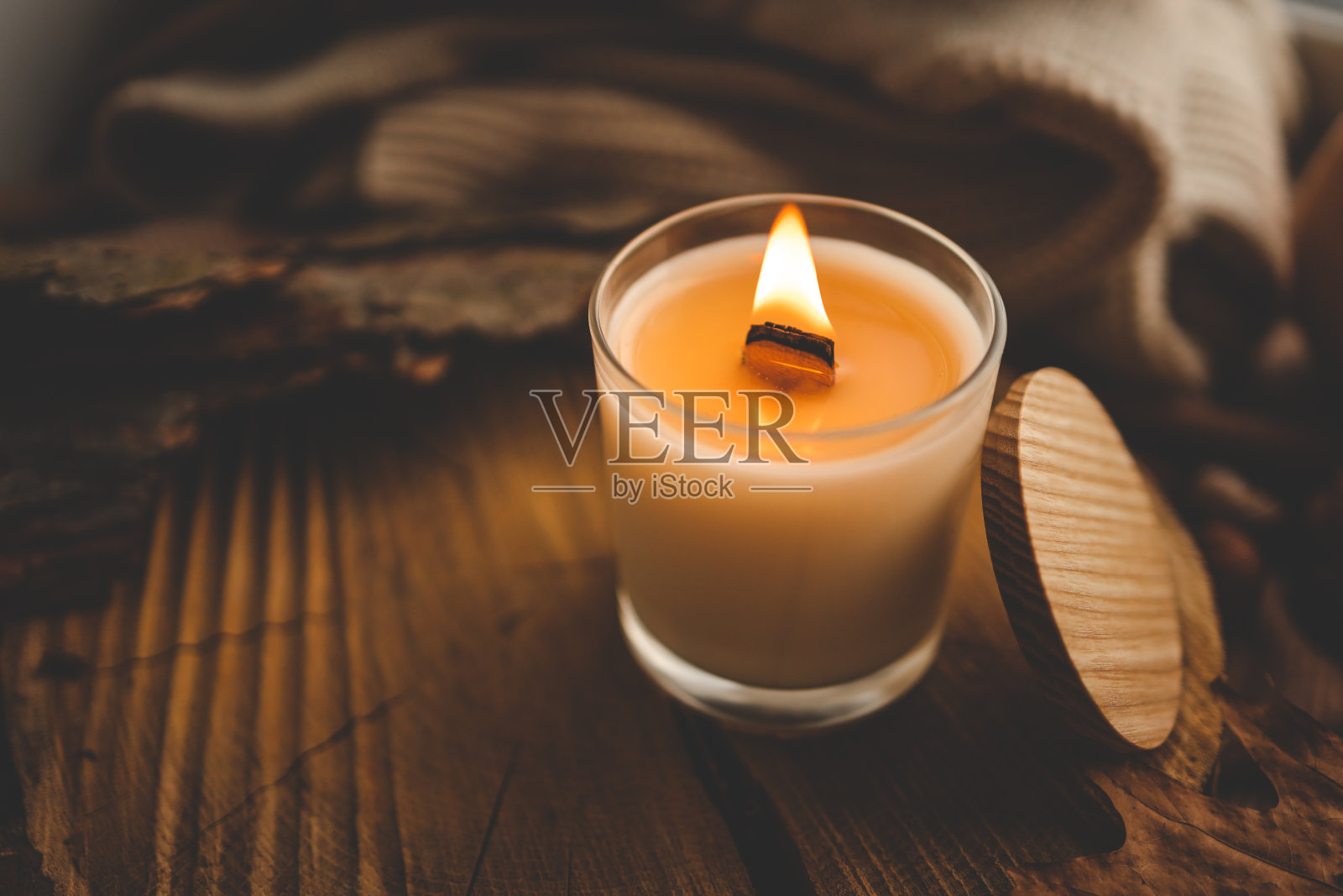家中室内燃烛，秋意美照片摄影图片