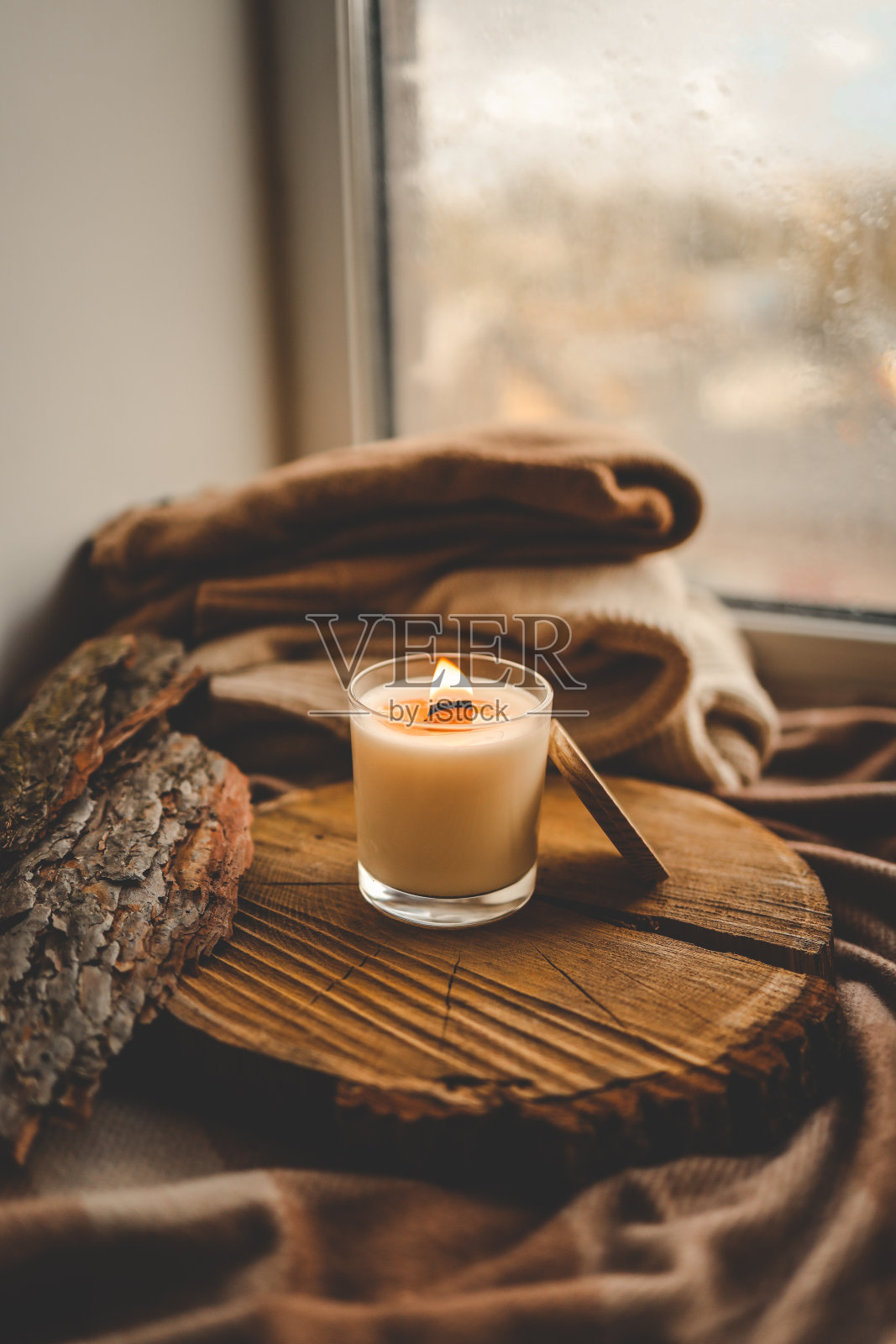 家中室内燃烛，秋意美照片摄影图片