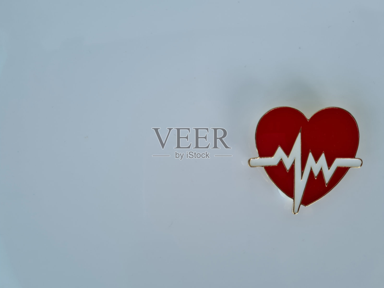 小红心在白色模糊的背景照片摄影图片