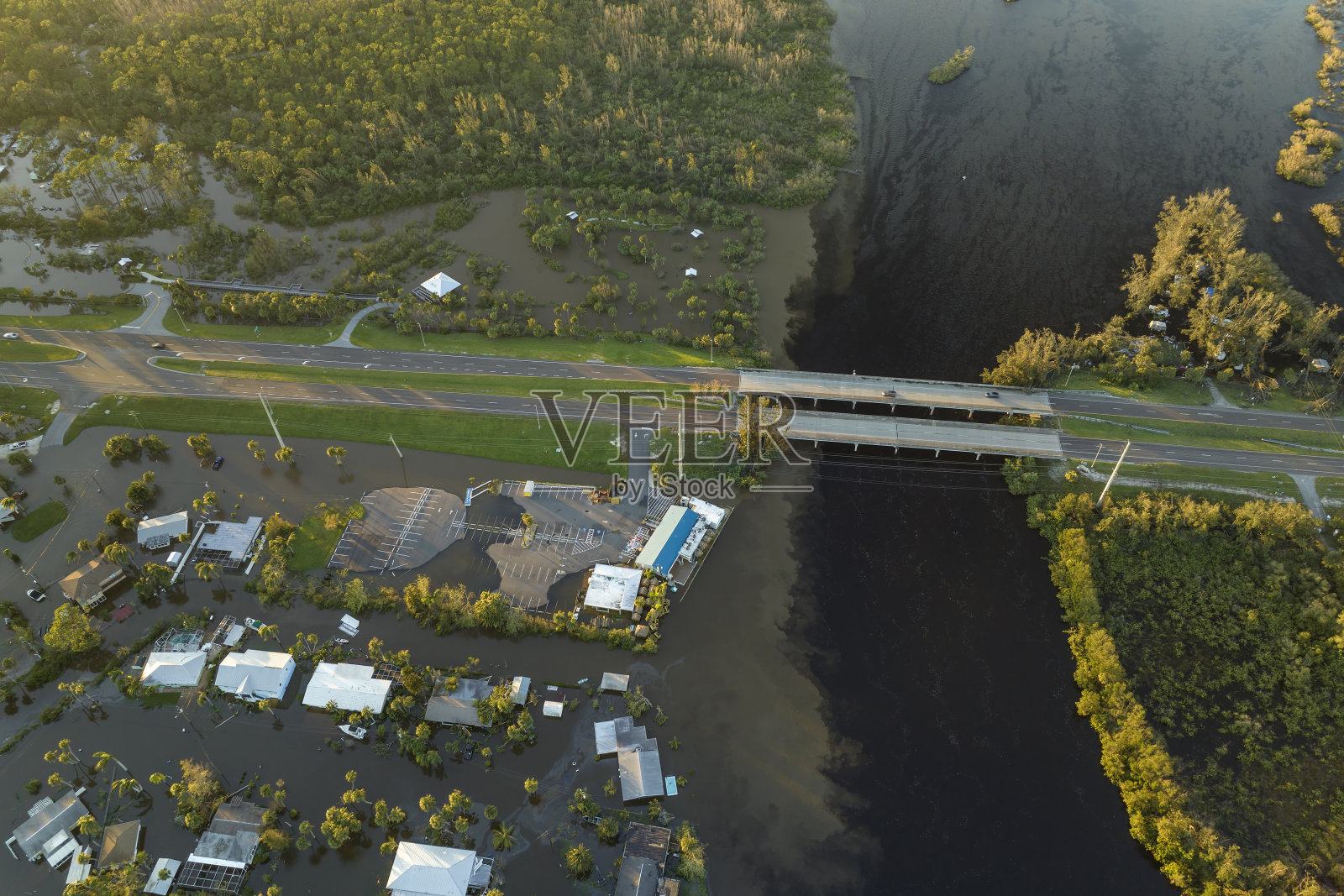 自然灾害后。飓风“伊恩”带来的降雨淹没了佛罗里达居民区的房屋照片摄影图片