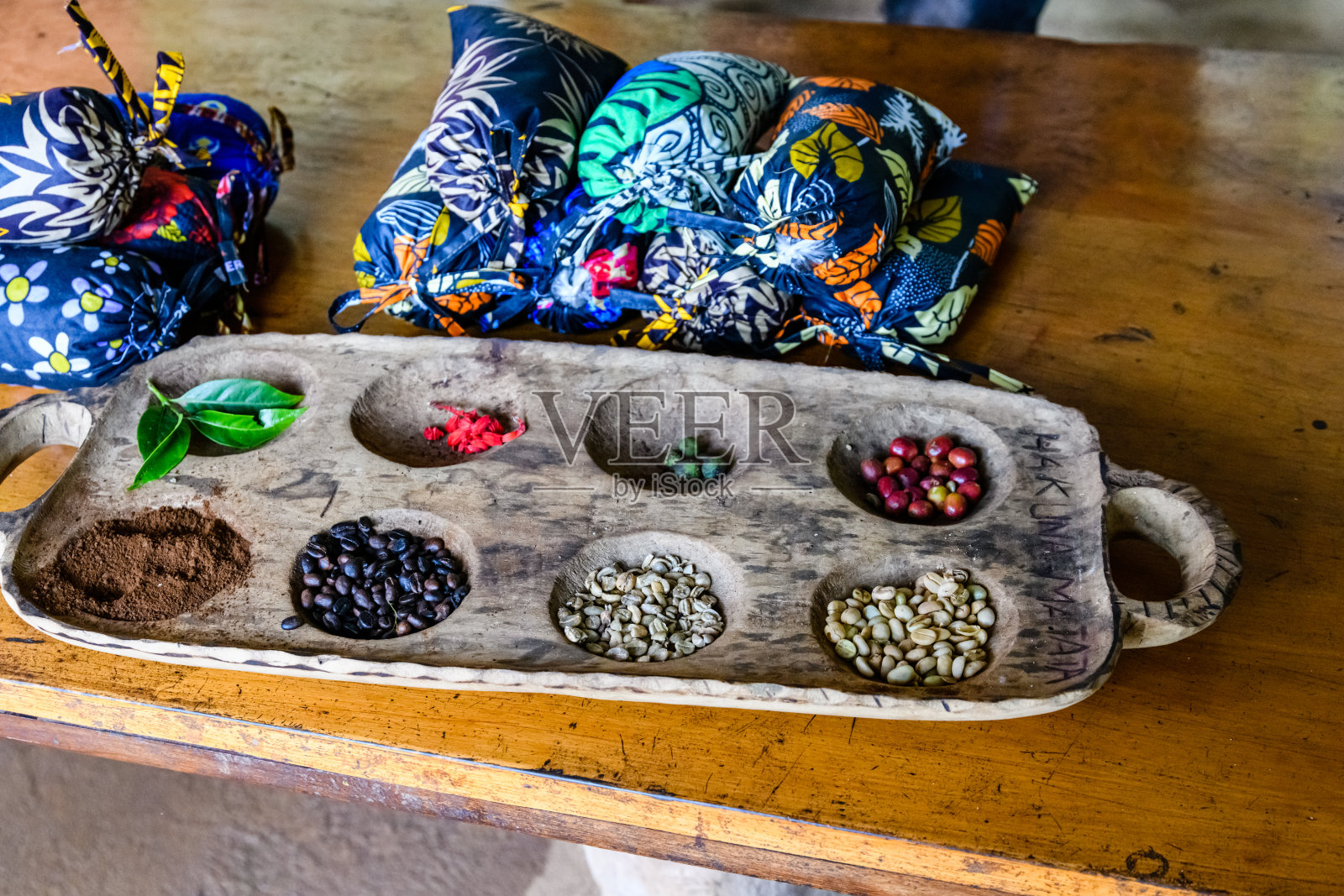 木桌上不同的咖啡豆。咖啡制作的各个阶段照片摄影图片