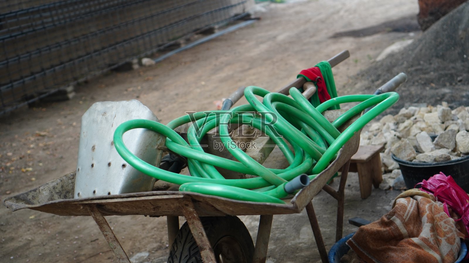 小推车顶上有水管照片摄影图片