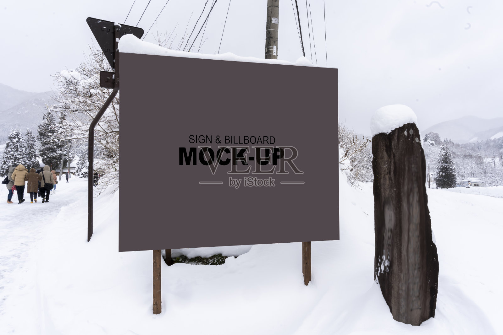 白雪覆盖的公园里的木制广告牌模型。照片摄影图片