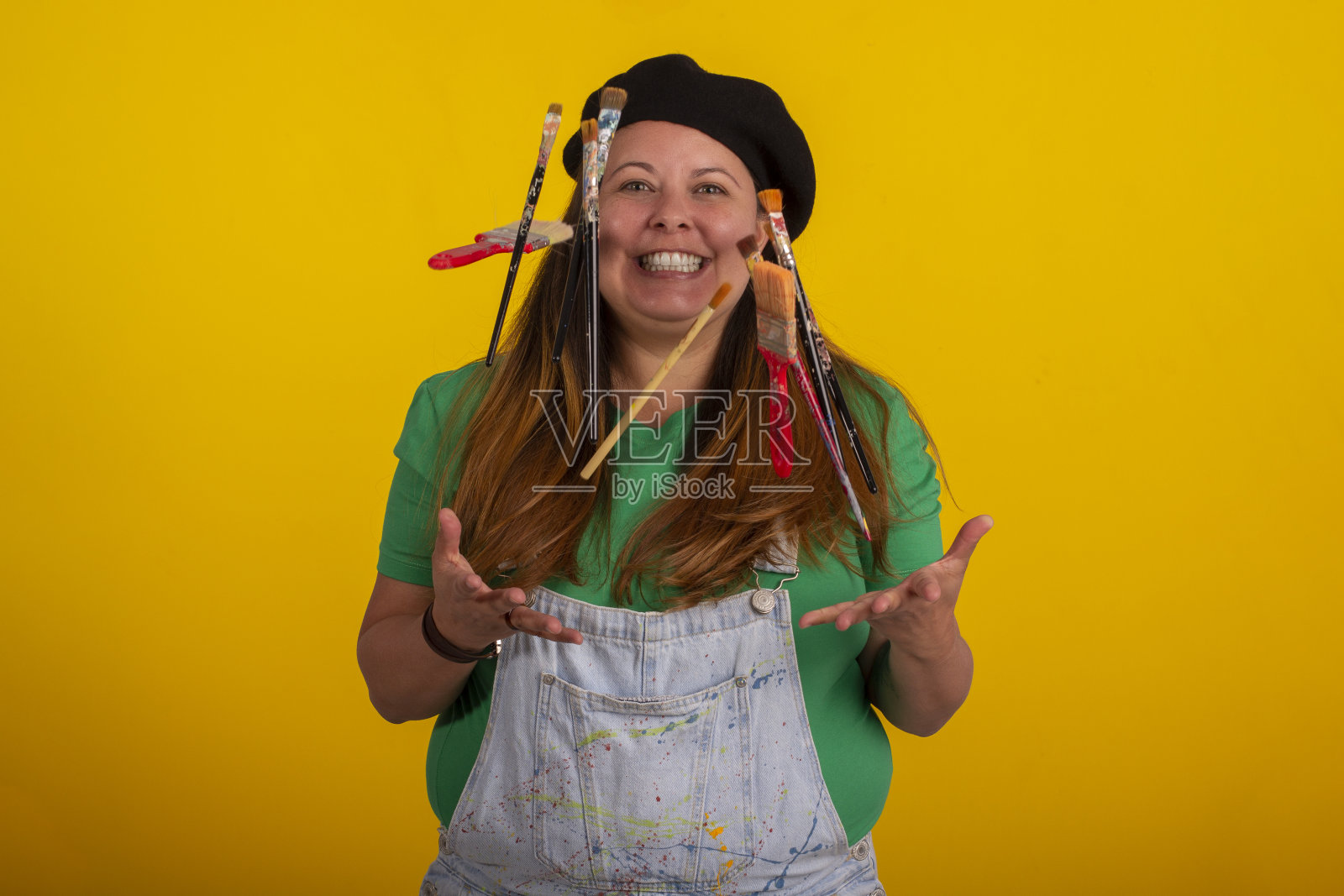 成年胖女人在摄影棚里有各种各样的面部表情照片摄影图片