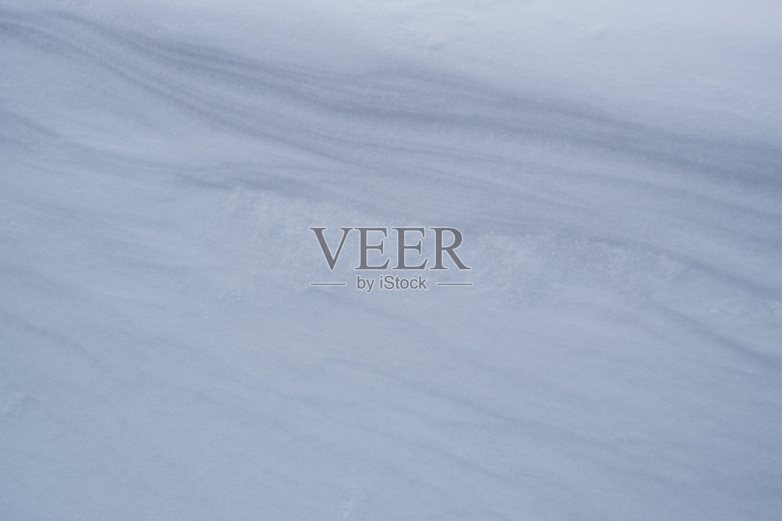 抽象模糊蓝色散景。自然冬天的圣诞背景有大雪、雪花照片摄影图片