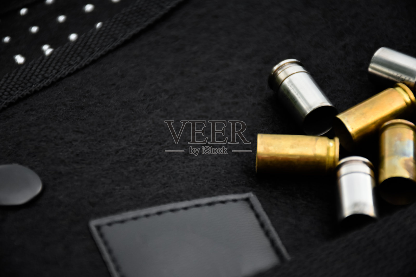 9毫米手枪和子弹照片摄影图片