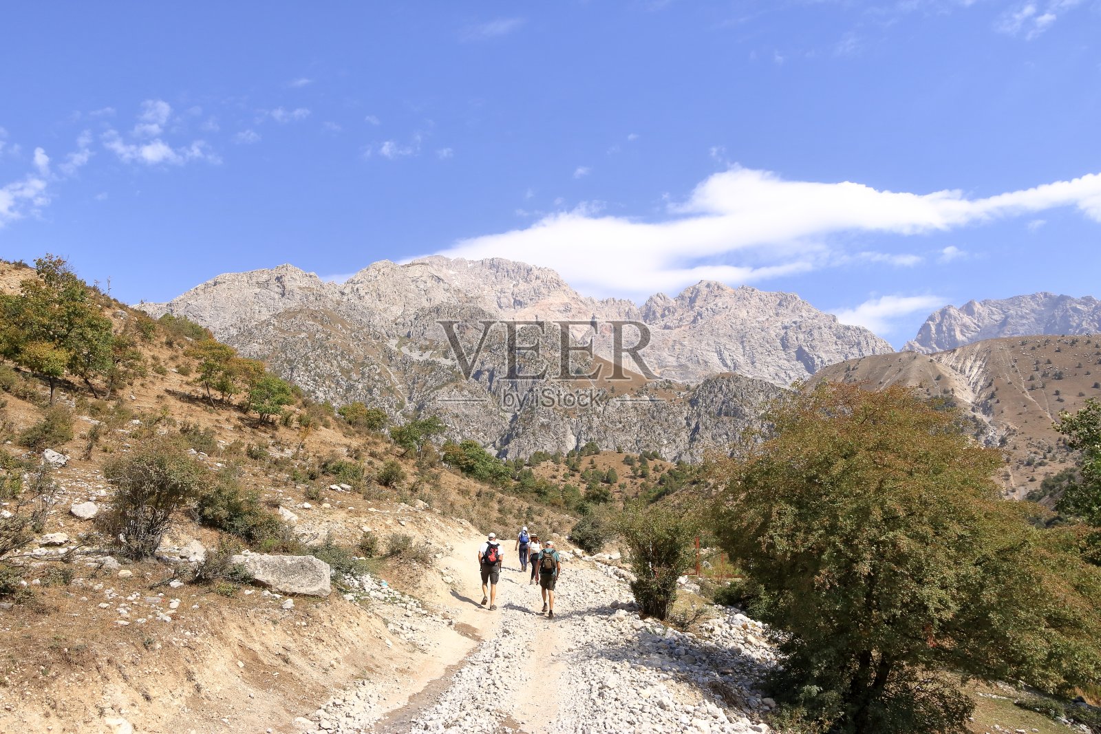 靠近中亚吉尔吉斯斯坦Arslanbob的山地景观照片摄影图片
