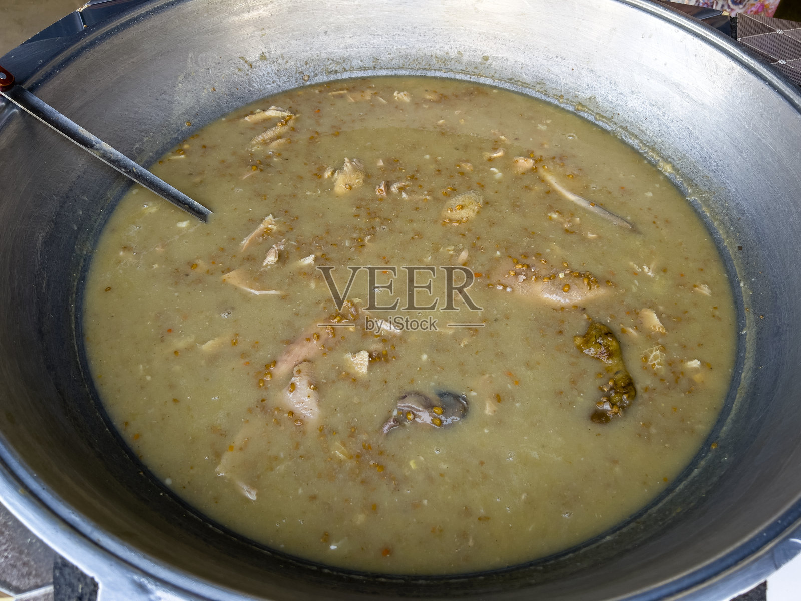 帕米尔的传统菜肴有小麦和羊肉。照片摄影图片