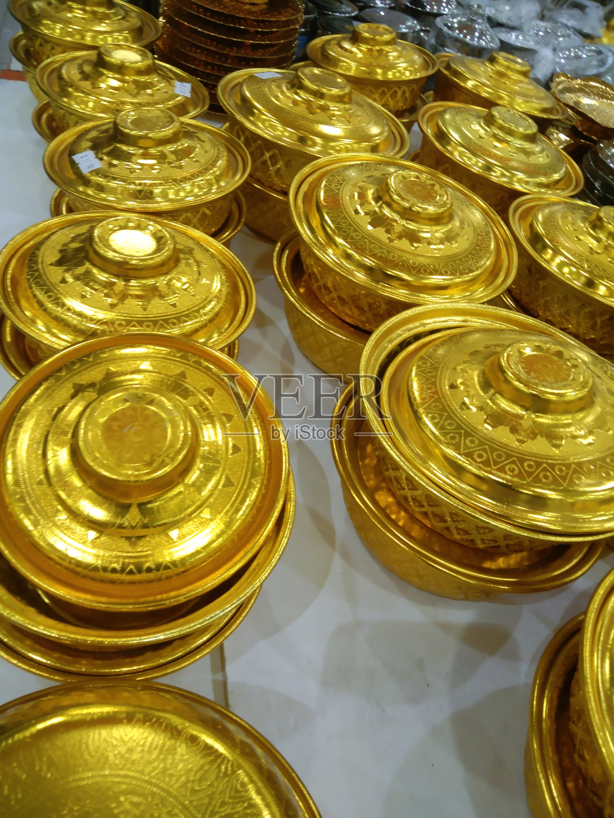 购物中心摊位上的金色罐子照片摄影图片