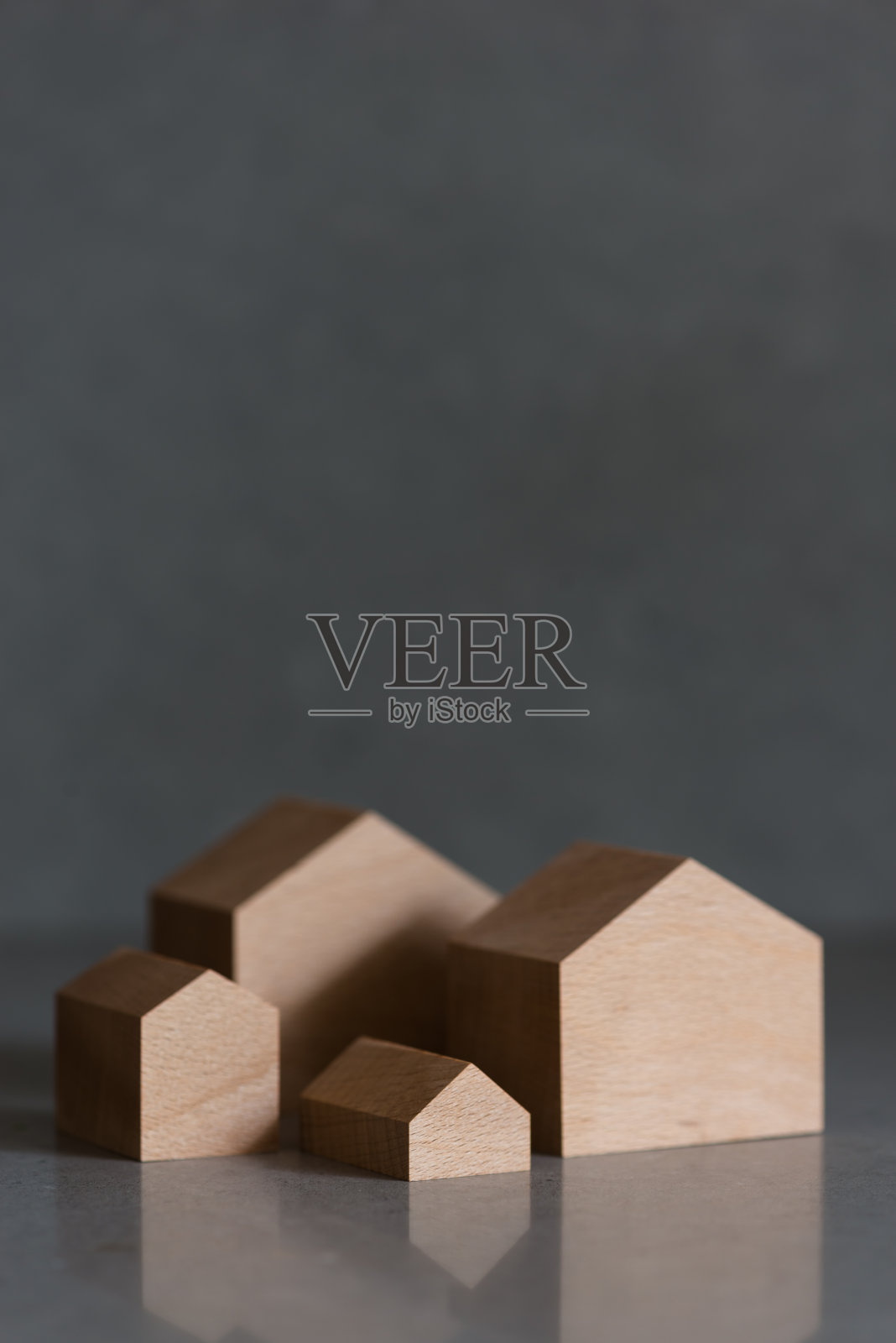 灰色背景上的微型房子照片摄影图片