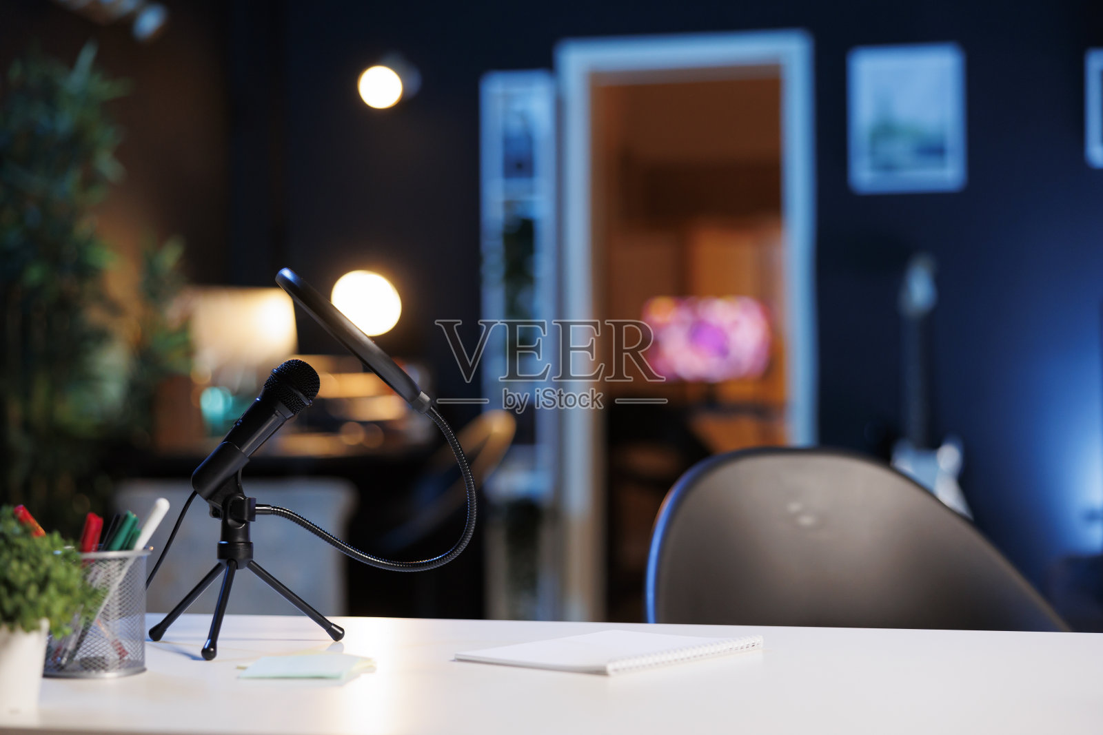 播客录音设备在桌子上照片摄影图片