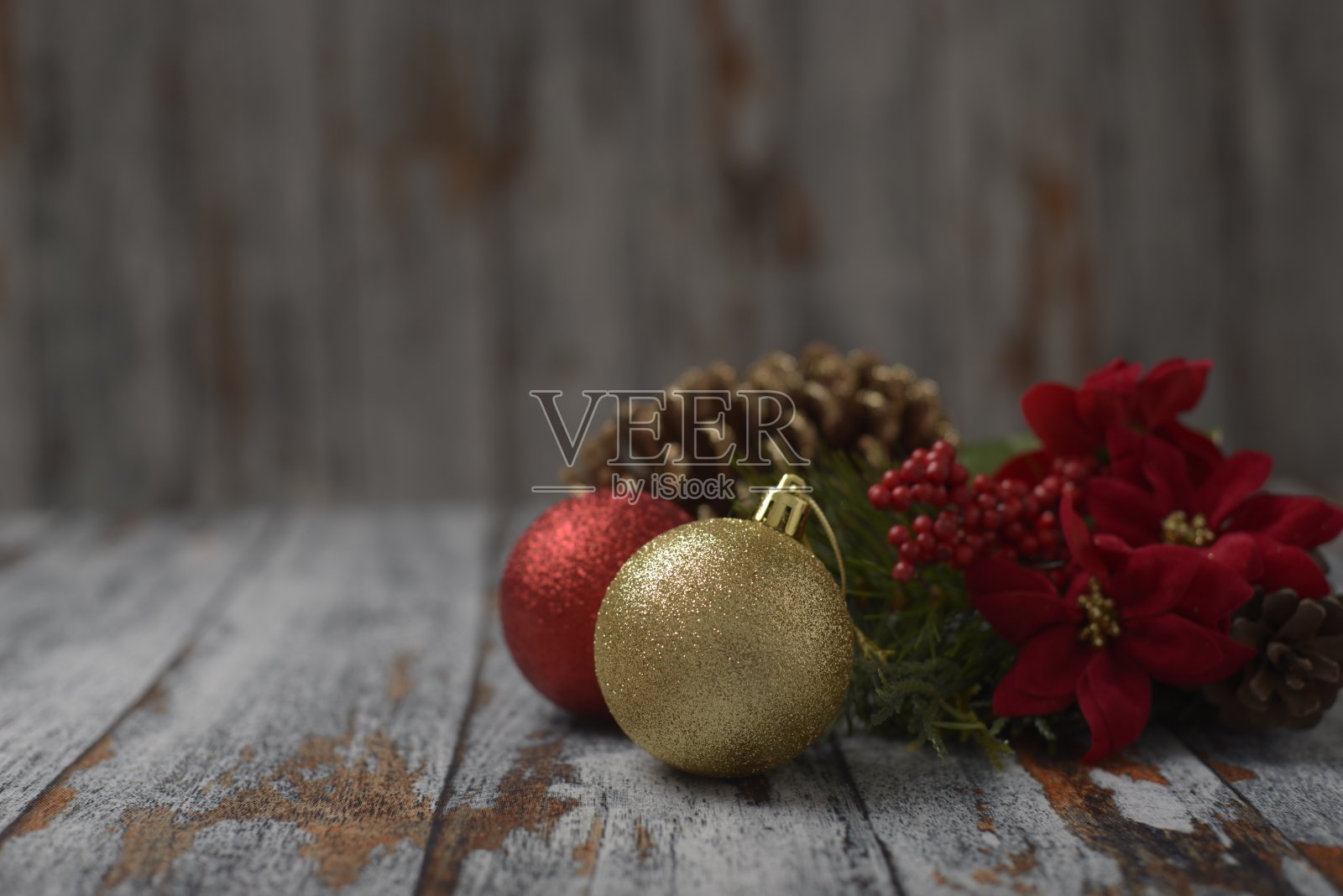 木制桌子上的圣诞装饰品。圣诞背景，选择性聚焦。照片摄影图片