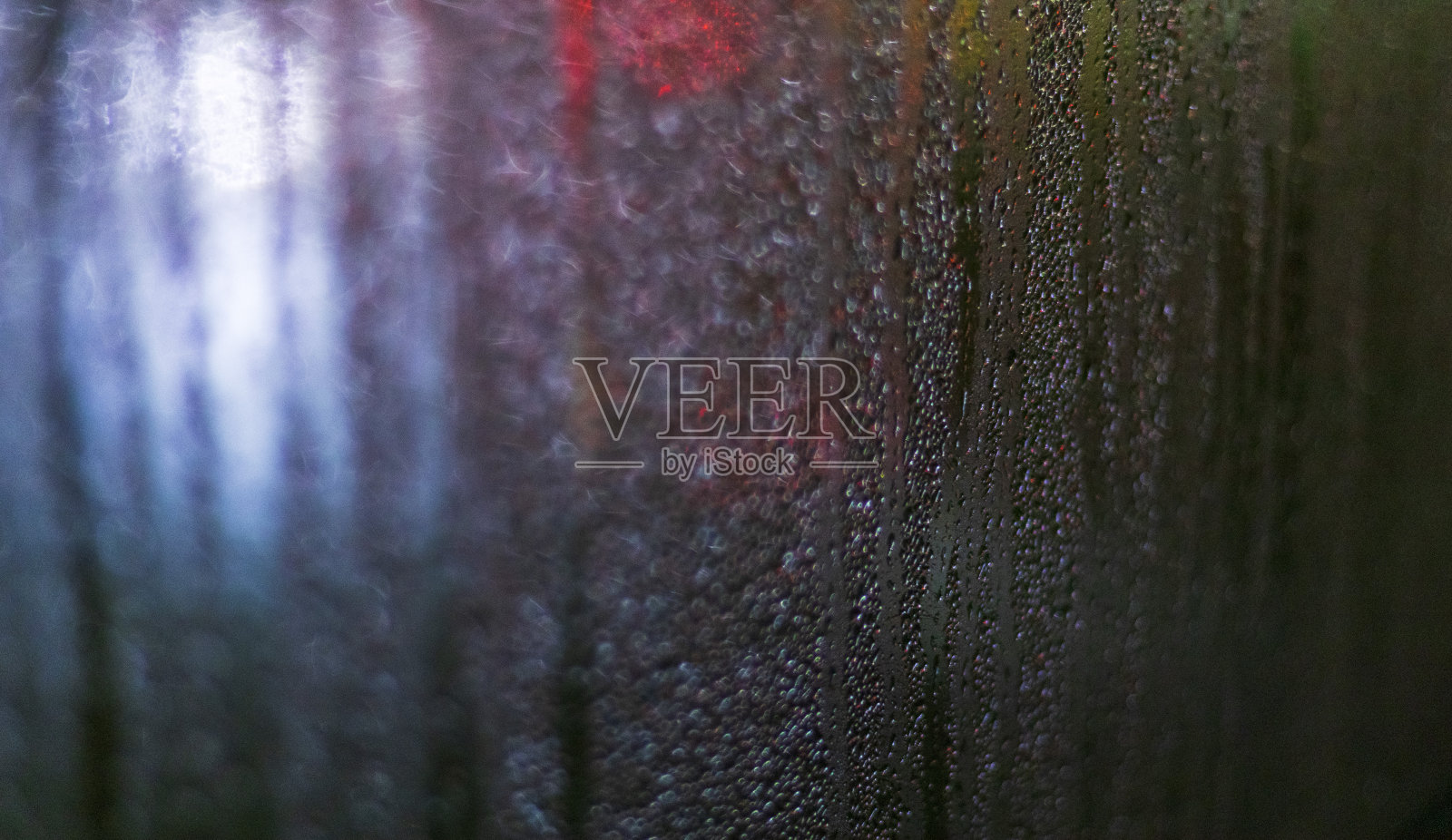 窗户的镜头，背景灯光模糊，雾气弥漫。背景照片摄影图片