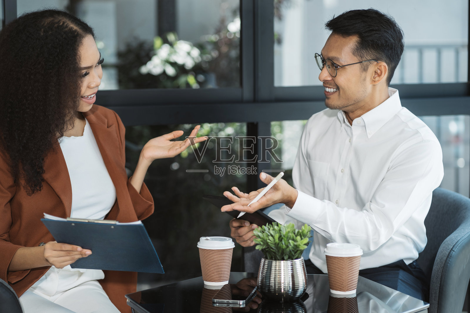 专业投资人负责新启动项目。财务经理开会。在办公室使用笔记本电脑和数码平板电脑。照片摄影图片