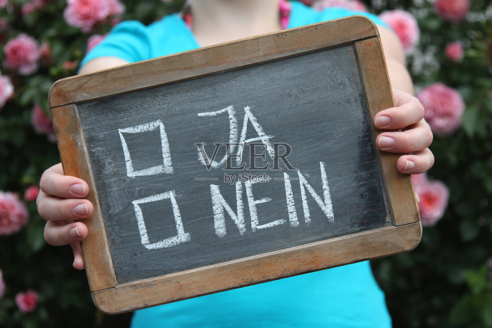 年轻女性用粉笔在石板上写的ja/ nein(德语是/否)照片摄影图片