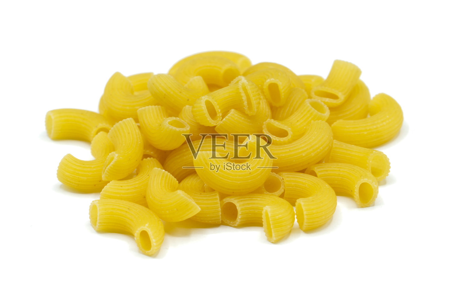 生的肘部面条孤立在白色背景上照片摄影图片