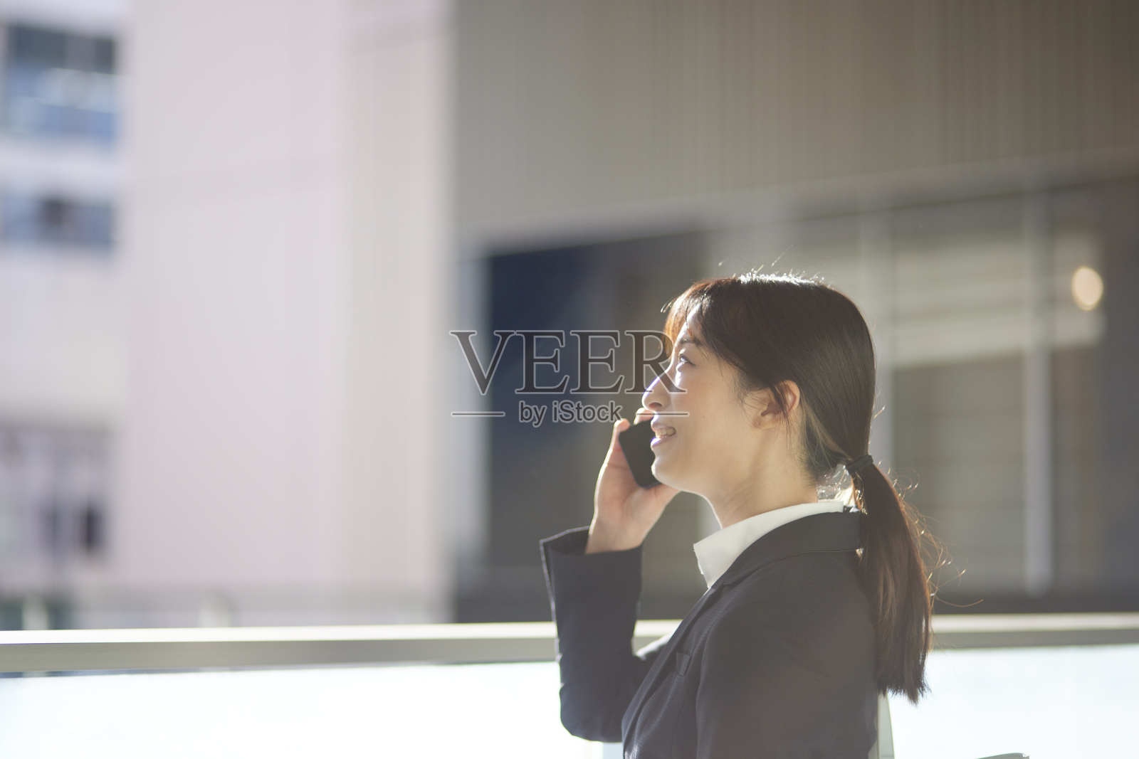 日本人穿西装打电话给智能手机照片摄影图片