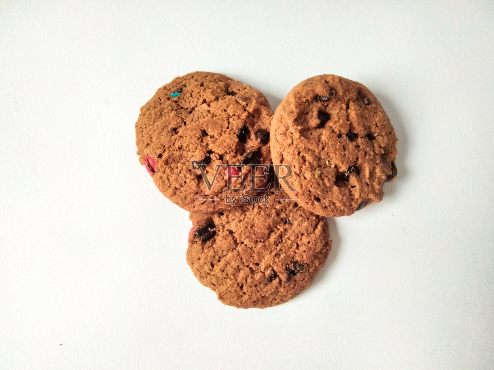 白色背景上的巧克力饼干照片摄影图片