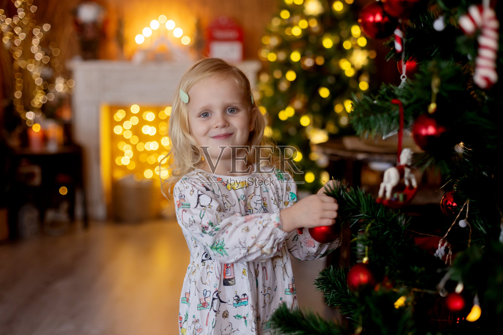 漂亮的孩子们，金发碧眼的孩子们，兄弟姐妹们，在装饰过的家里玩耍过圣诞节，享受假期照片摄影图片