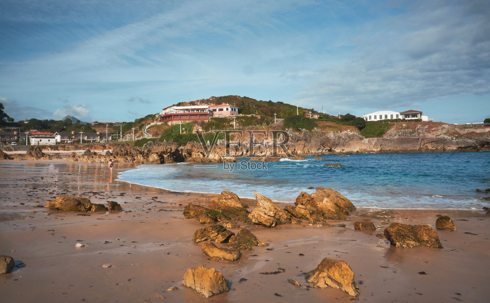 西班牙莱恩斯Toró海滩阳光明媚的一天。照片摄影图片