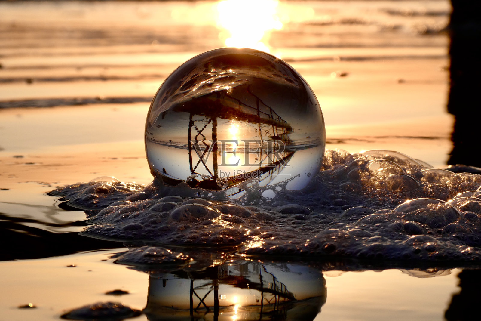 沙滩上的水晶球照片摄影图片