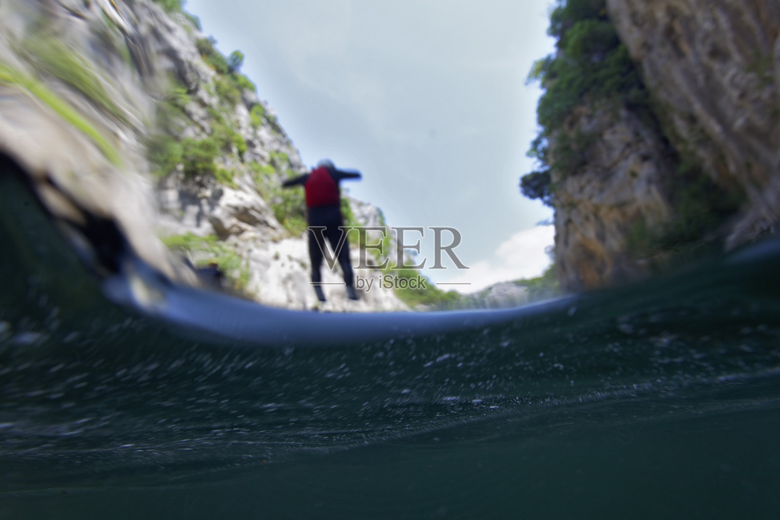 在克罗地亚的塞蒂纳河上划峡谷照片摄影图片