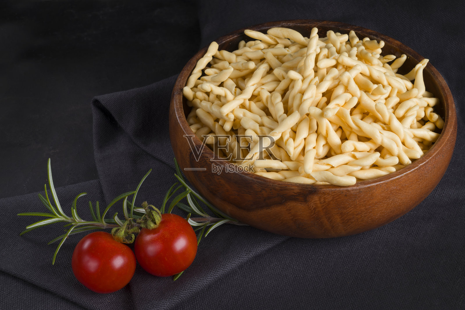 干意大利面特写，背景是未煮熟的照片摄影图片