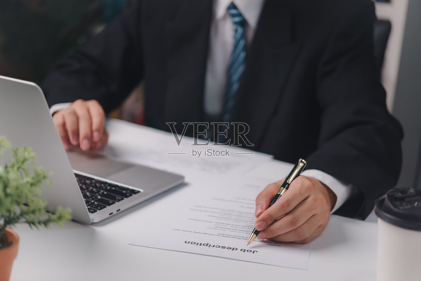 商人写简历找工作和面试人力资源工作联系照片摄影图片