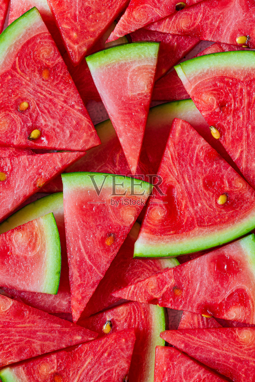 一堆刚切好的西瓜作为纹理背景。照片摄影图片