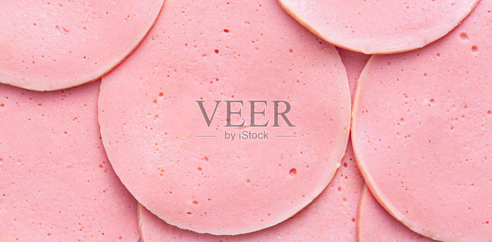 火腿，俯视图背景粉色猪肉，熏腰肉，火腿片。照片摄影图片