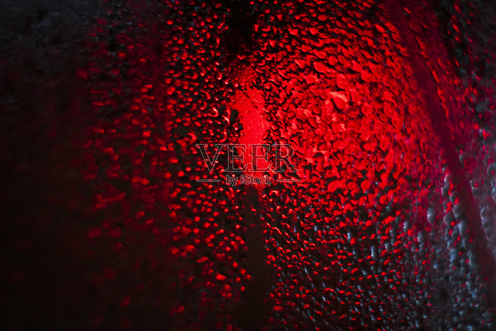 窗户的镜头，背景灯光模糊，雾气弥漫。背景照片摄影图片