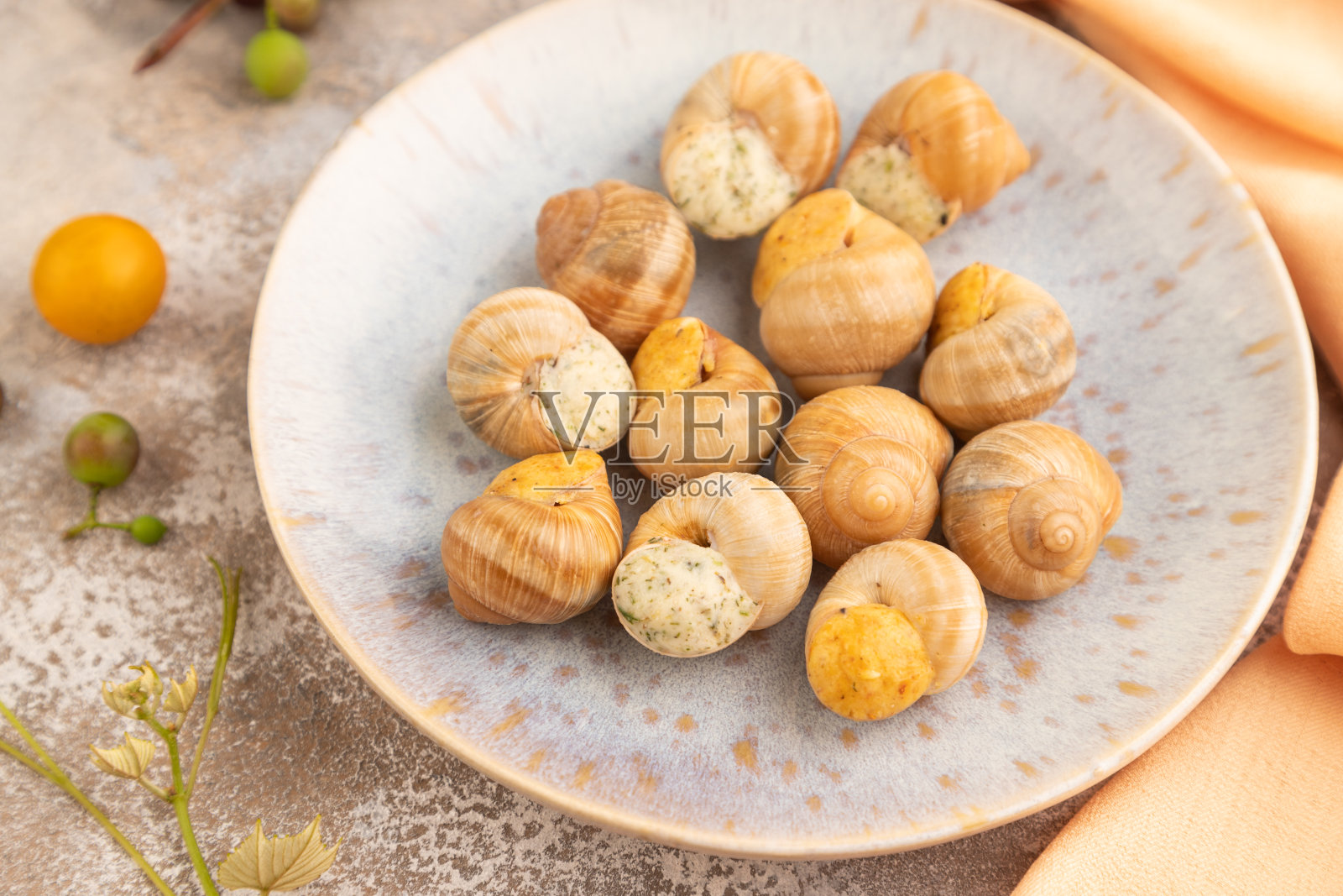 葡萄(勃艮第)蜗牛与黄油和奶酪在棕色混凝土，侧视图，选择性聚焦照片摄影图片