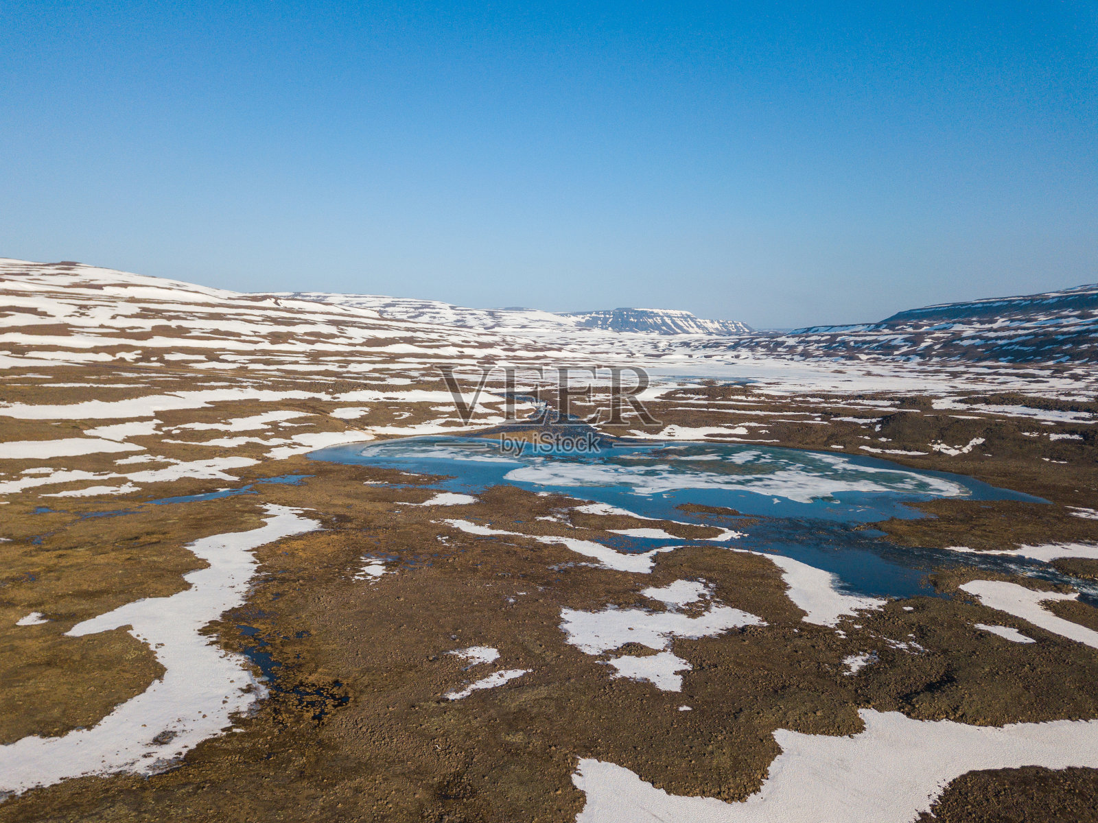 普托拉纳高原的解冻湖。俄罗斯,Taimyr照片摄影图片
