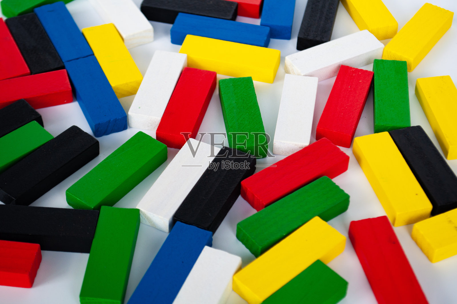 白色背景上彩色木块的俯视图照片摄影图片