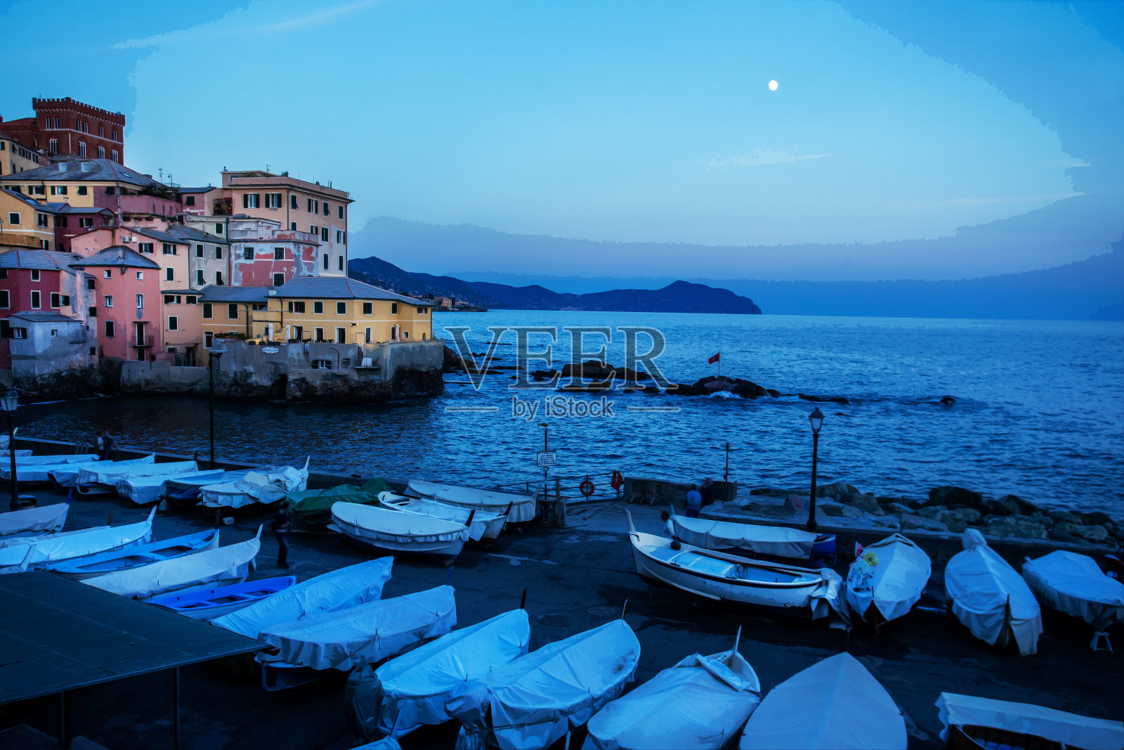 从热那亚郊区博卡达塞渔村看到的壮丽日落照片摄影图片