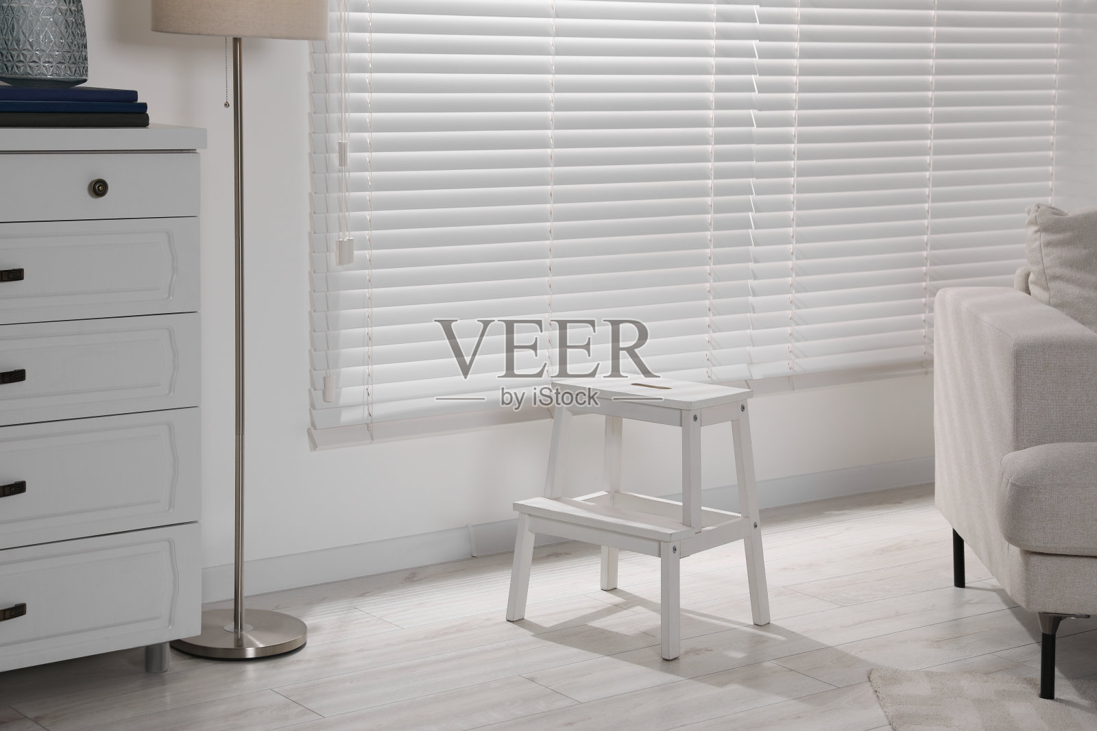 白色紧凑的梯子靠近家里的窗户照片摄影图片