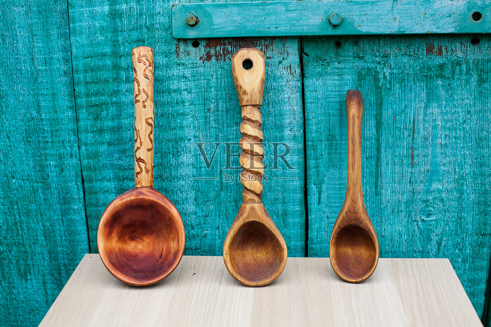 木工作坊，手工木制品。一套木盘躺在桌子上，是木匠的作品，木雕照片摄影图片