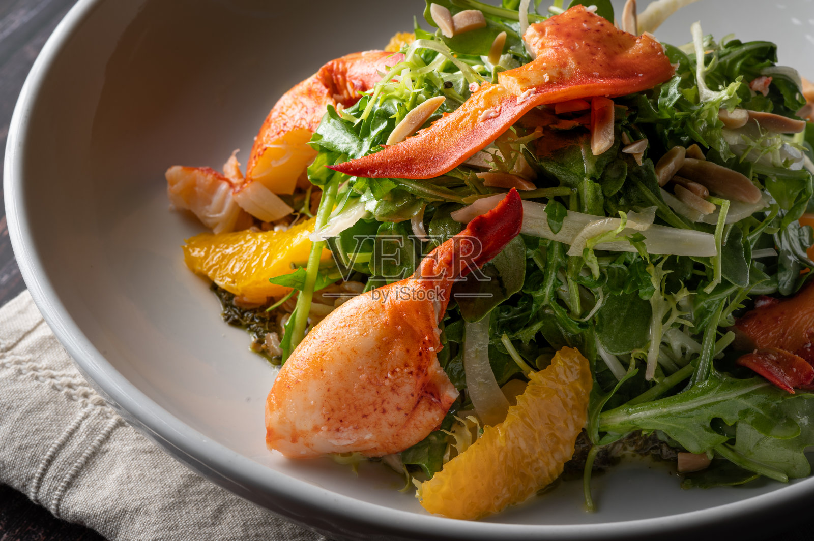 龙虾卷是一种美味的海鲜佳肴，散发着沿海的魅力和烹饪的卓越。它通常由多汁的龙虾肉组成，轻轻煮熟，并与清淡的蛋黄酱混合在一起。这美味的龙虾混合物照片摄影图片