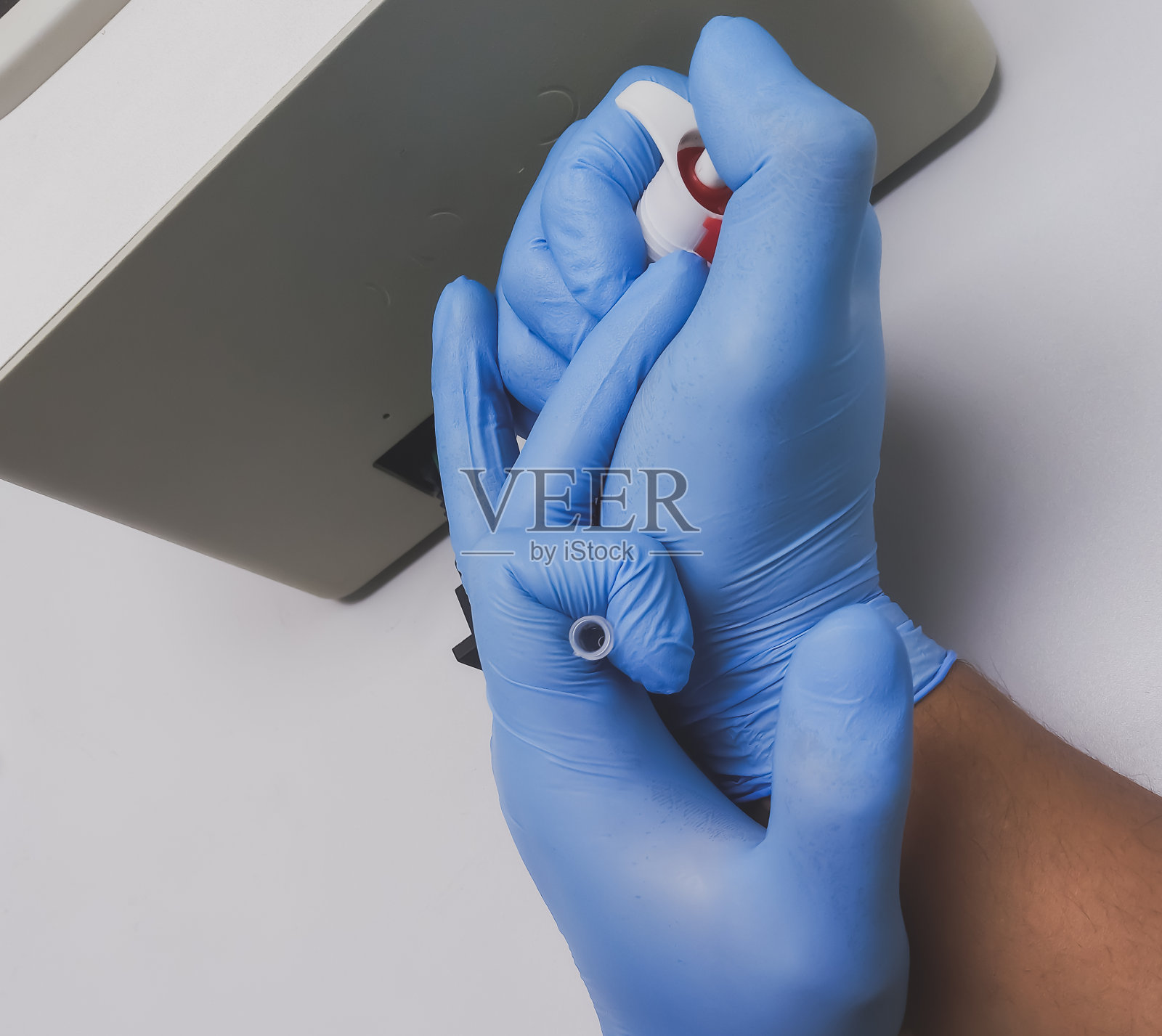 科学家在PCR机上移液样品进行PCR检测。用手小心地将移液管移入微孔中。rt - pcr检测。COVID-19 PCR检测。照片摄影图片