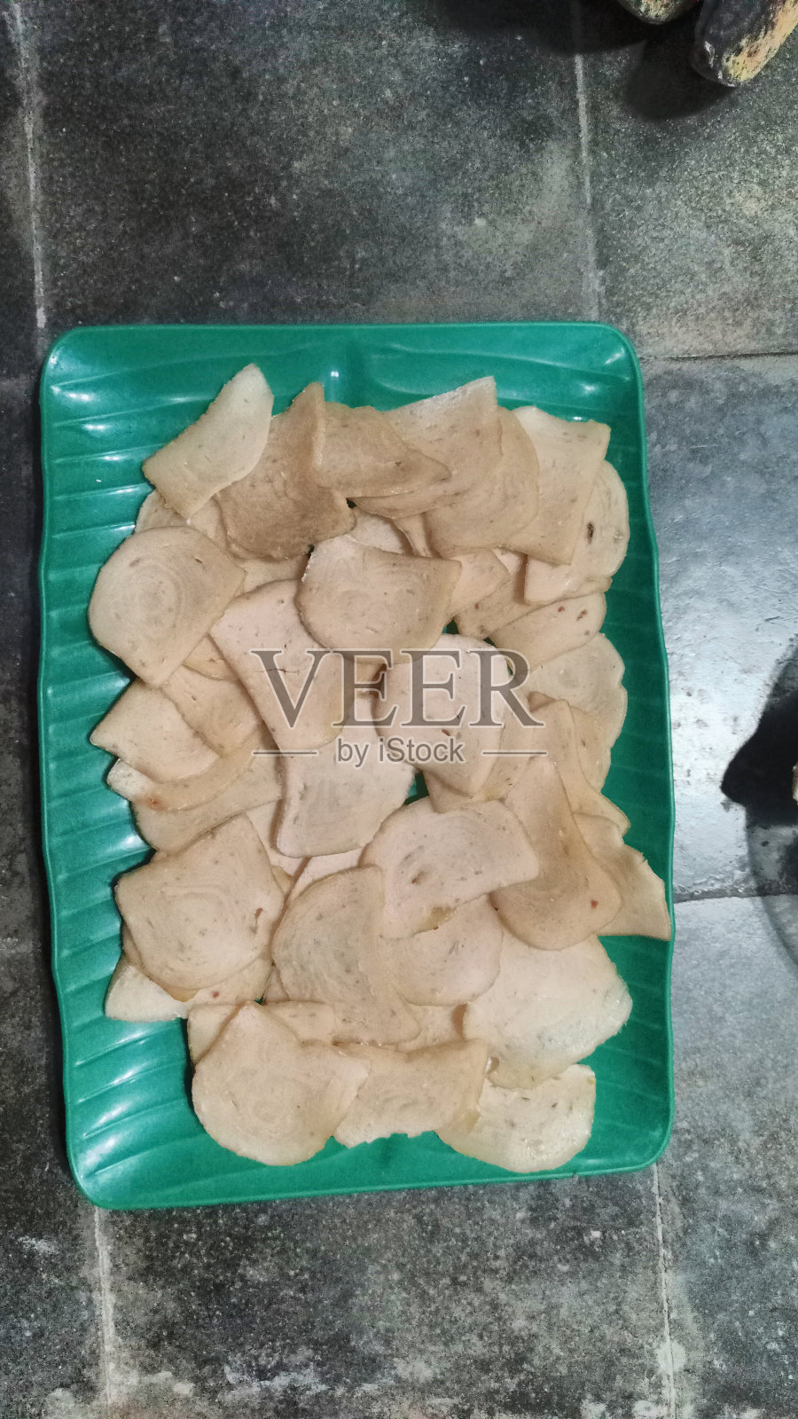 容器上有生饼干照片摄影图片