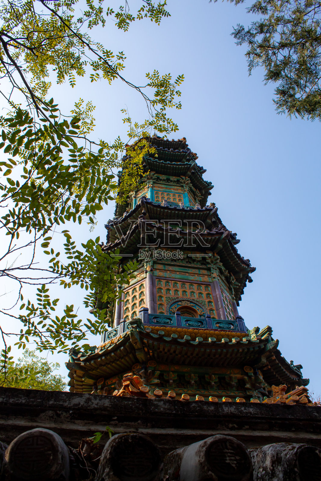 接近屋顶细节与佛像在颐和园照片摄影图片