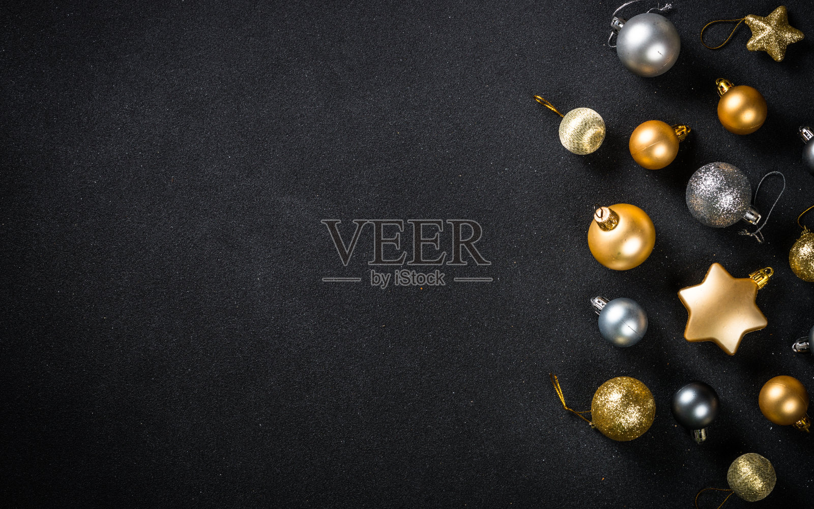 黑色圣诞背景与冷杉树和节日装饰。照片摄影图片