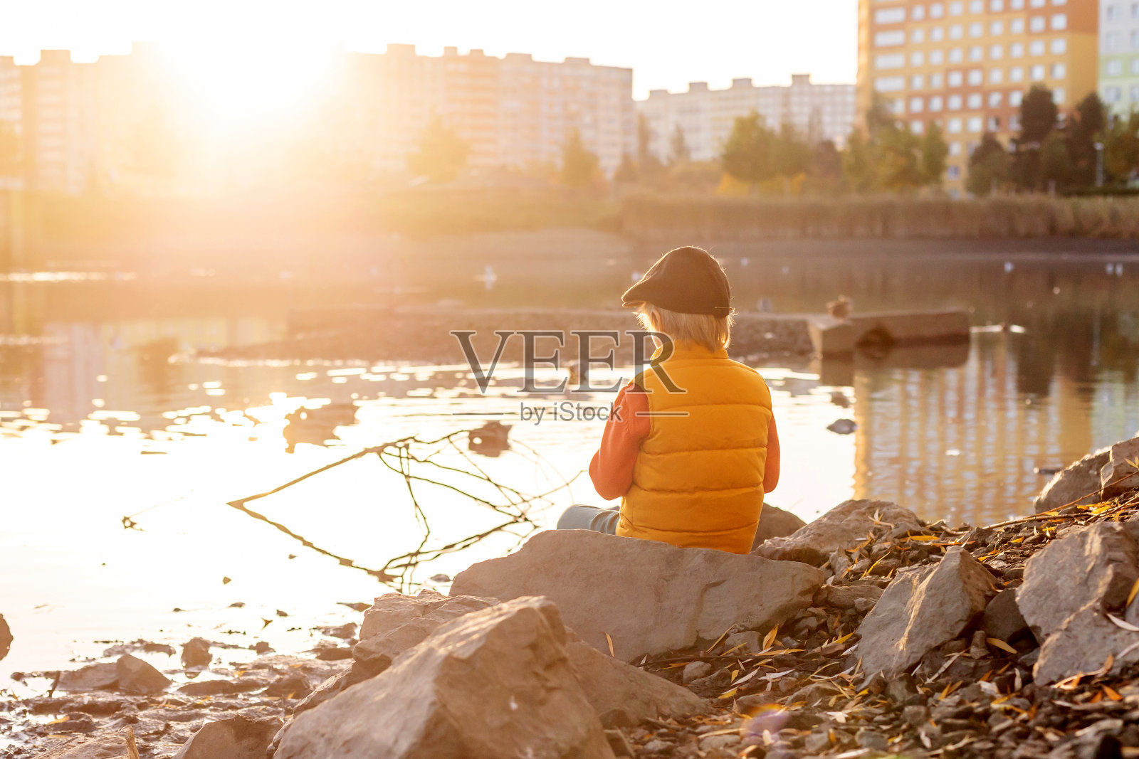 漂亮的金发学前班的孩子，男孩，坐在公园里，在清晨的日出，享受秋天的天气，喝着茶照片摄影图片